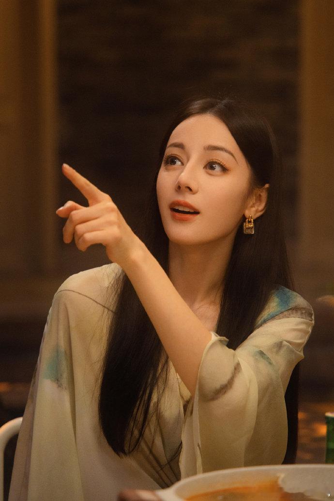 迪丽热巴聂九罗中秋营业 迪丽热巴聂九罗共享中秋月 迪丽热巴聂九罗中秋营业，是迪丽