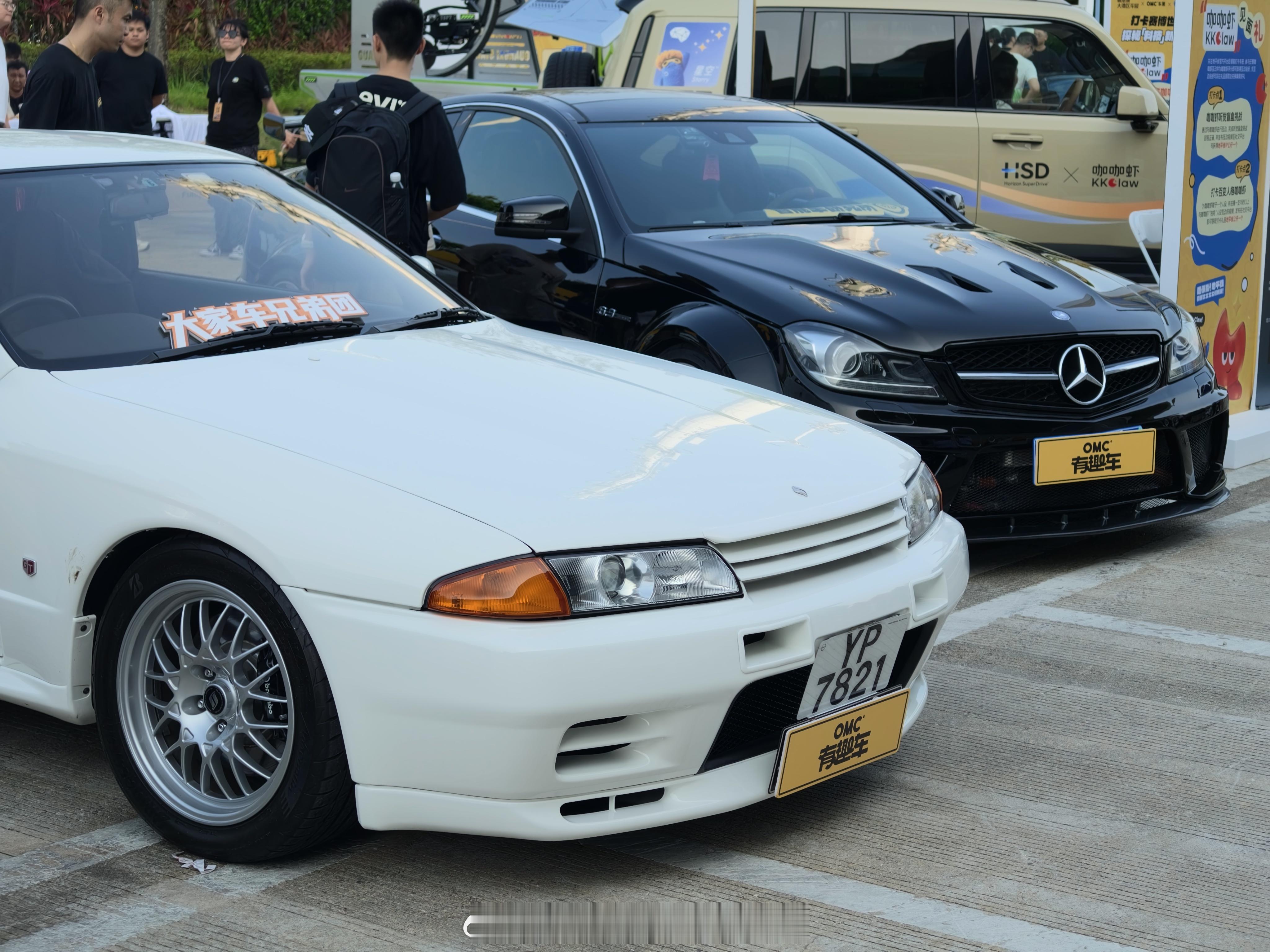 借着这次omc，终于把这两部车摆在一起玩梗:“我要买gt-r！”“我买架benz