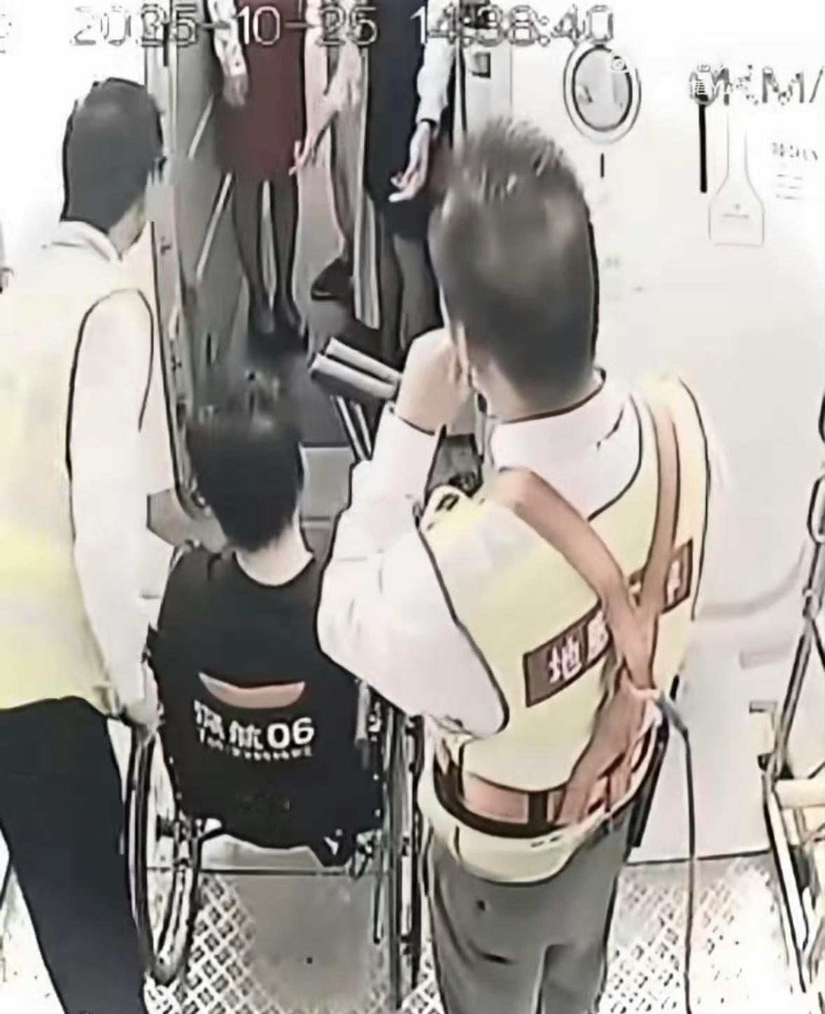 “说着言不由衷的话，带着伪善的面具”，郑智化道歉并表示深圳机场工作人员照顾周到，