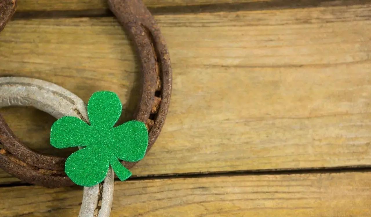 在2024年的高压职场，为什么明明努力到崩溃，好运却总青睐那些“佛系”的人？
