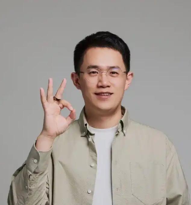 前红米总经理王腾喊话雷军：希望雷总放我们一条生路！王腾在视频里笑着比了个OK手势
