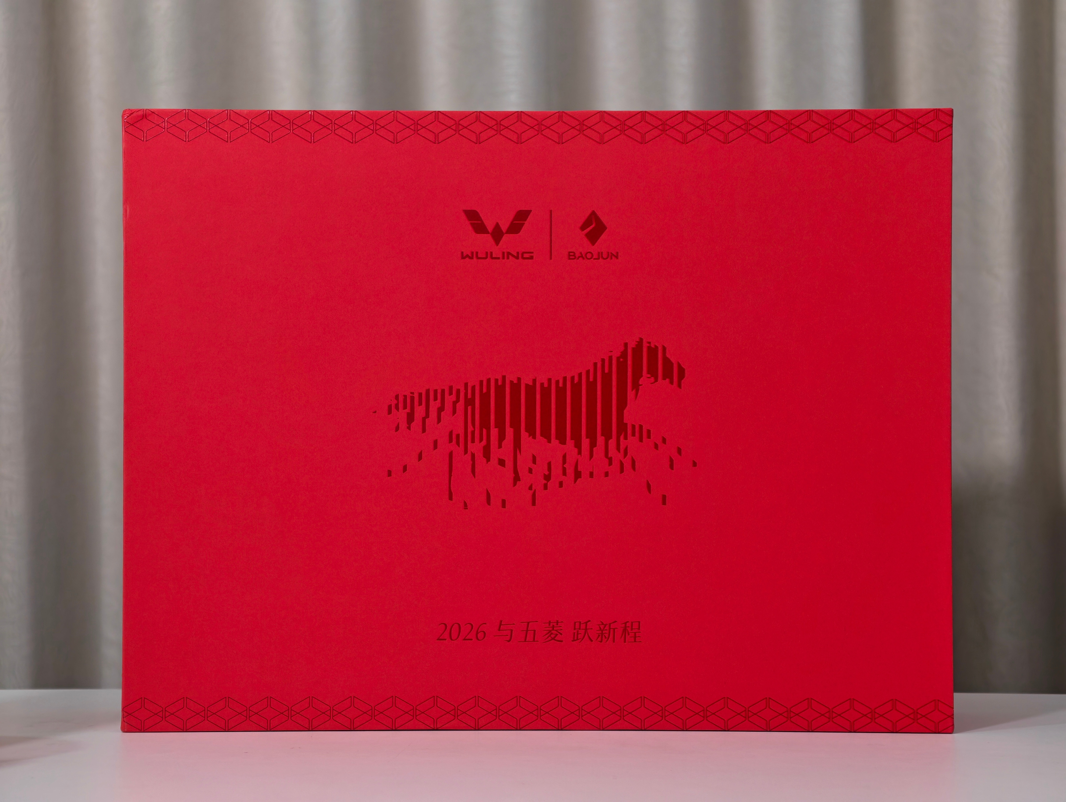 收到五菱新年礼盒咯，这礼盒也太治愈啦～地道广西六堡茶+精致茶壶，还有软萌小马挂件