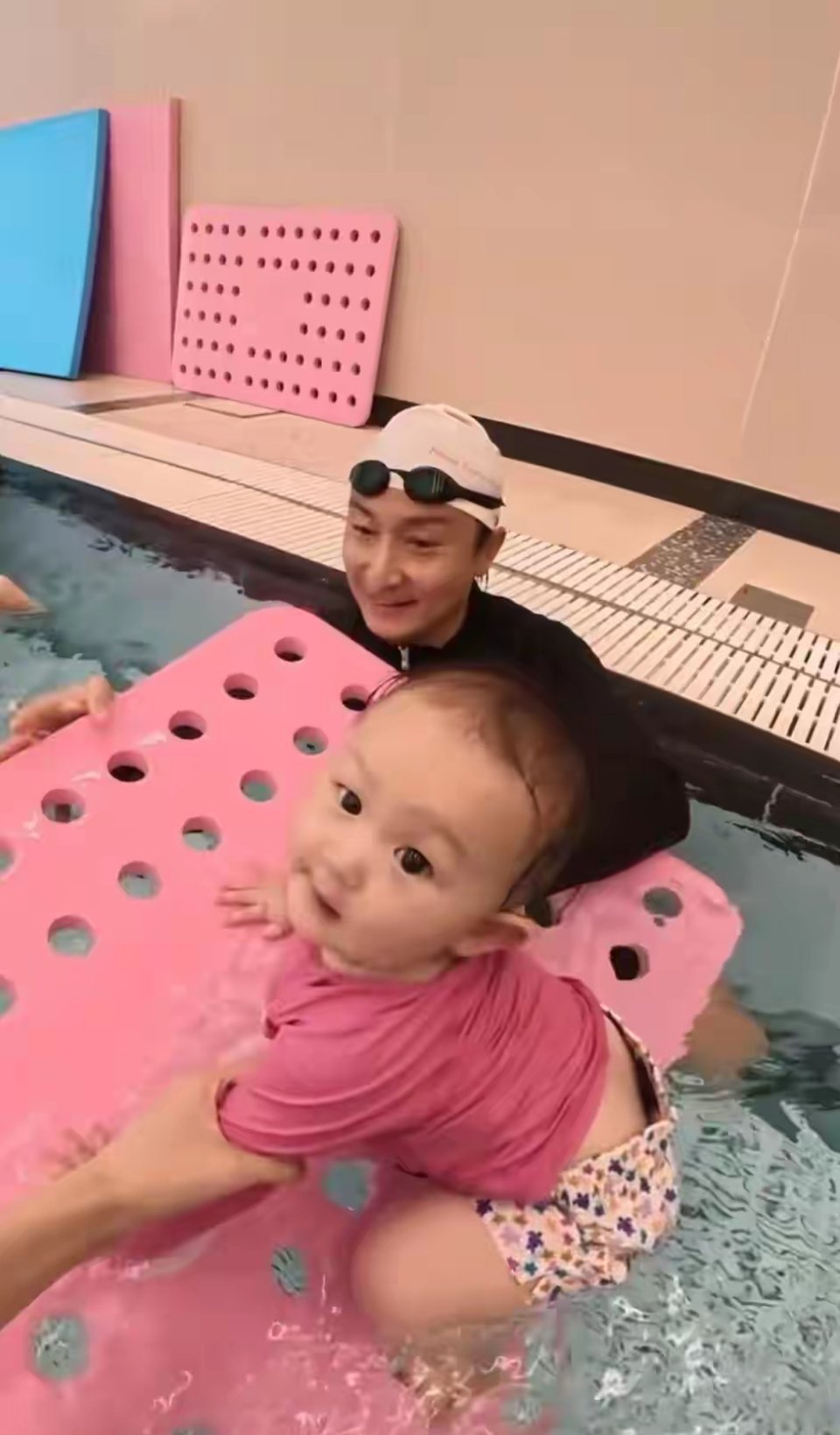 方力申7个月女儿首下水游泳！三代游泳世家给女儿抓周，却选铜钱 