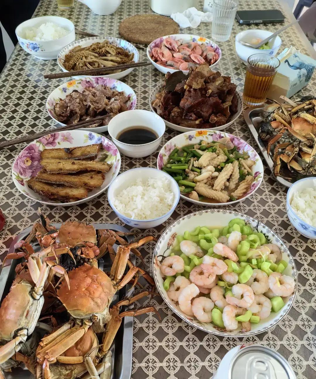 今早朋友拎着春卷皮来陪我过年，电梯门一开就摸口袋要给我孙女塞红包。

我直接摆手