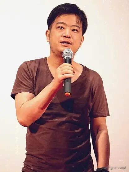 何勇去世了，
不是逝于意外伤病，也不是逝于长年旧疾，而是逝于我们都逃不过的疼痛。