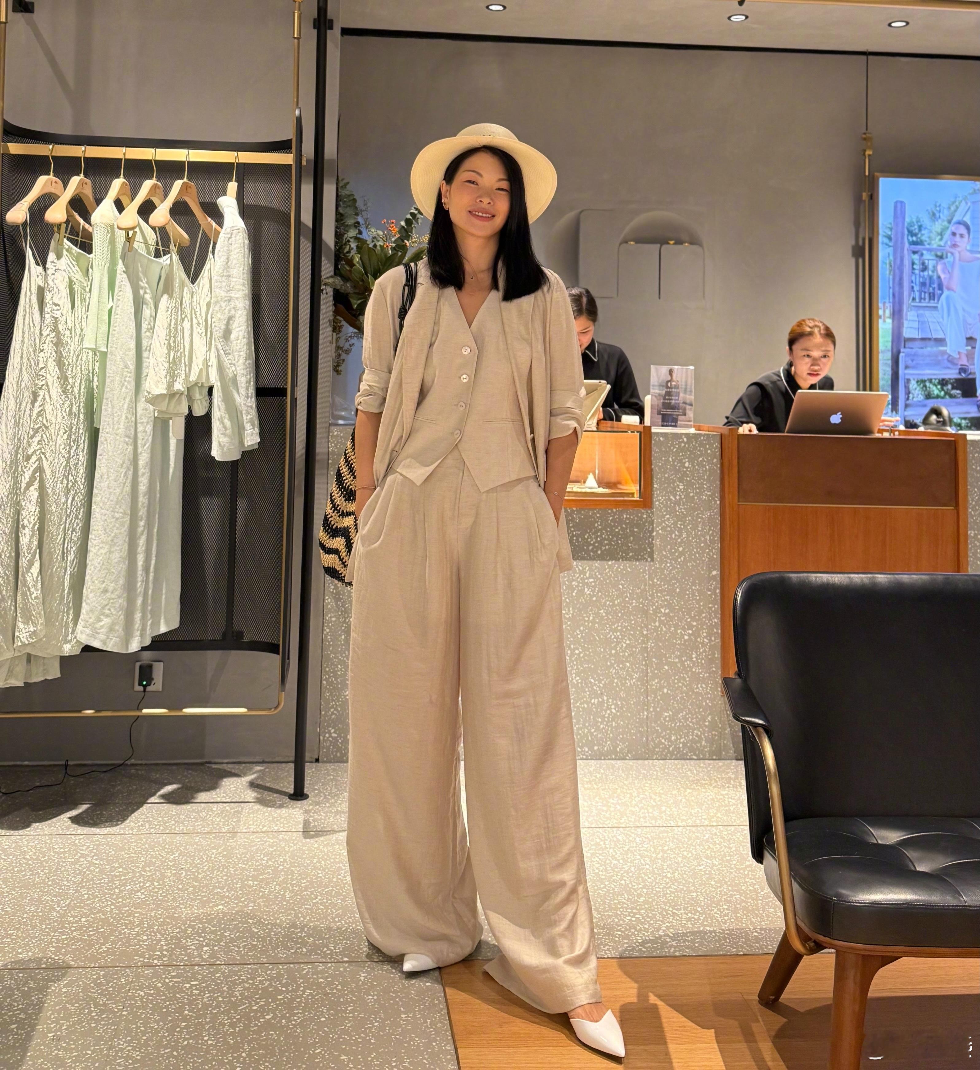 朋友们我在深圳湾万象城Comme Moi店里等你们的到来哦！[爱你][爱你] 模