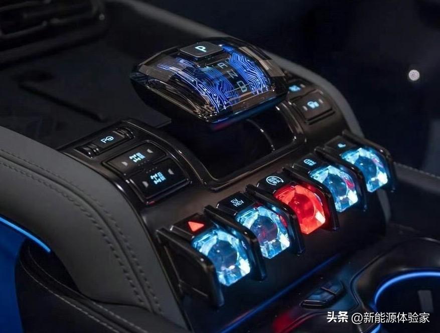 这就是「设计同源」的最高境界吧
方程豹先把水晶按键+升降档把渗入在硬派越野的DN