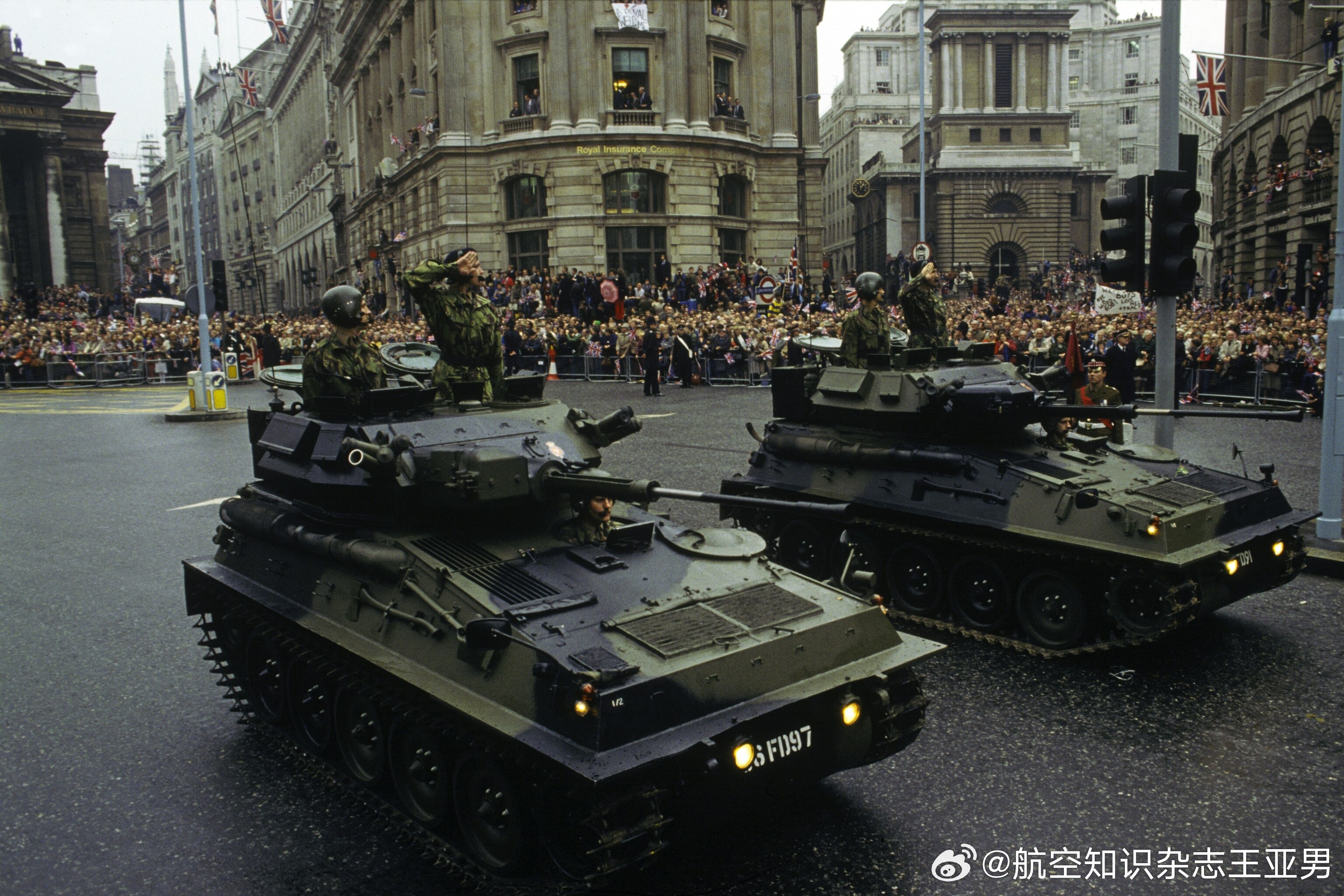 1982年10月12日，为庆祝英国在马岛战争中取得胜利，伦敦举行了胜利阅兵式。画