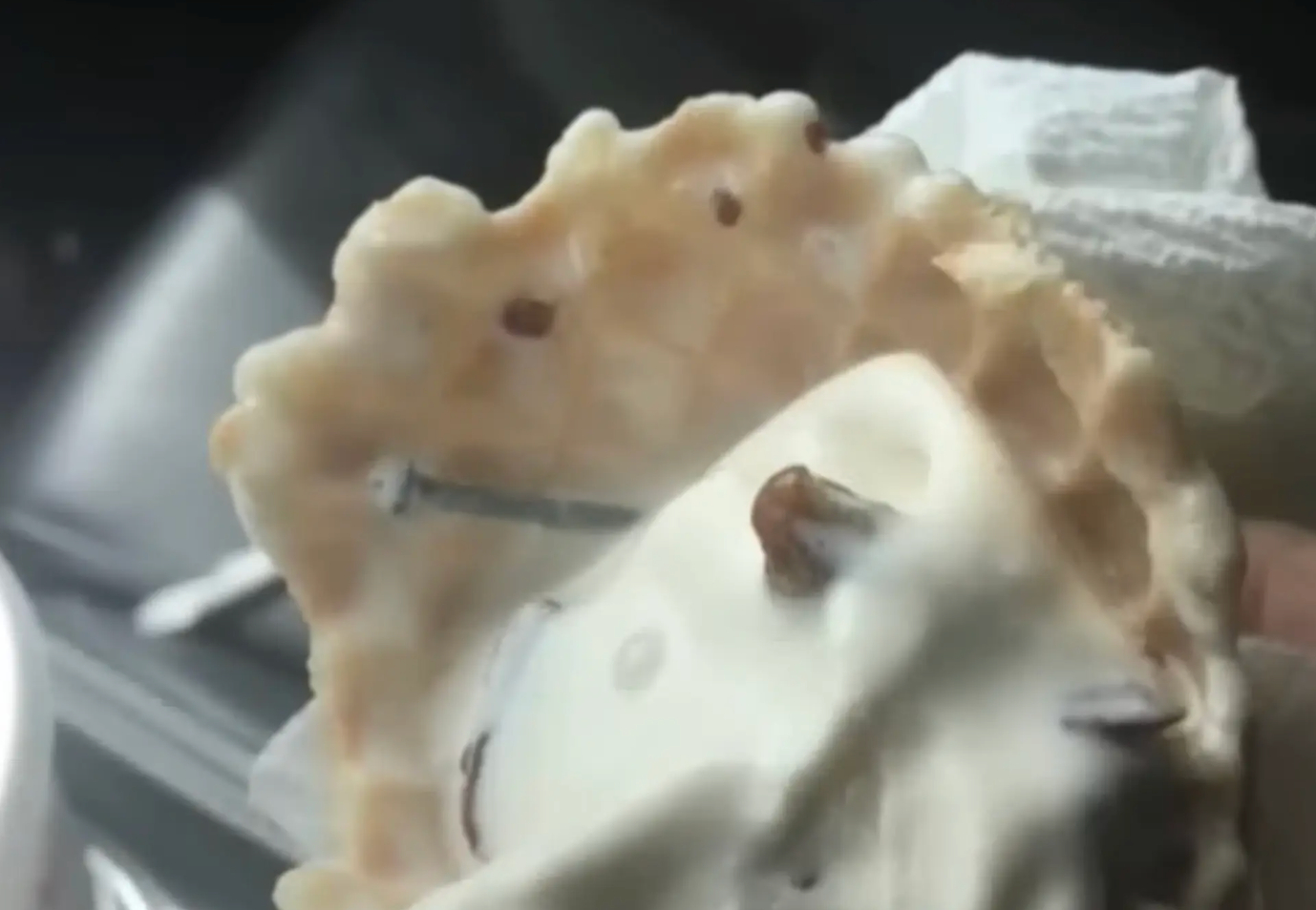 【#冰淇淋里有钉子致美一女子无法生育#】#美一女子索赔1.5万美元获赔1400万