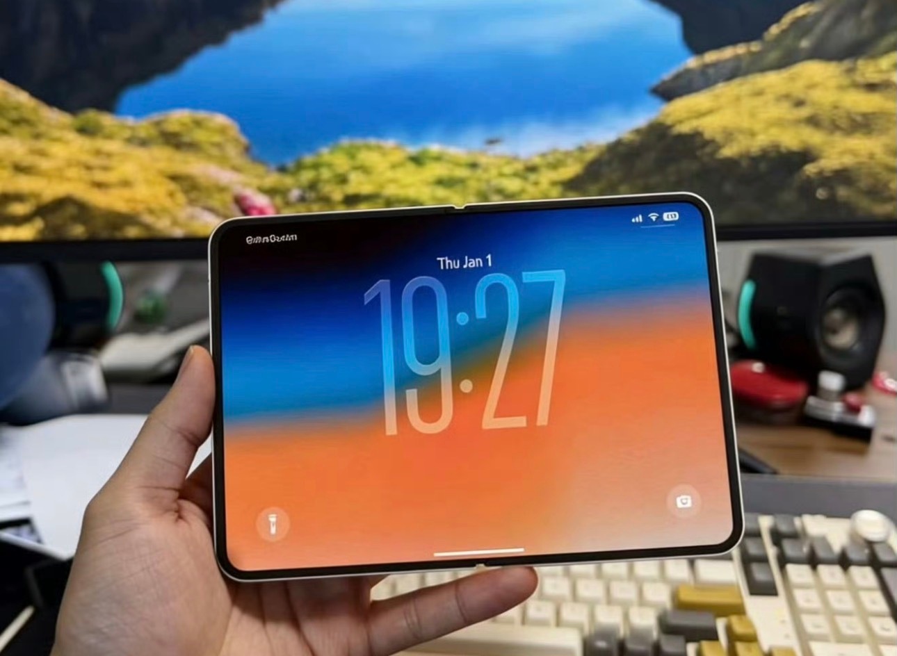 26年折叠手机能普及吗 各家在今年都在跟进折叠屏了，但是无论是小折叠还是大折叠都