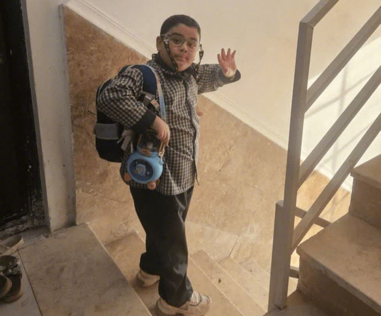 这个伊朗小男孩那天早上跟妈妈说再见后就上学去了，后来他死在了美以的导弹袭击里，这