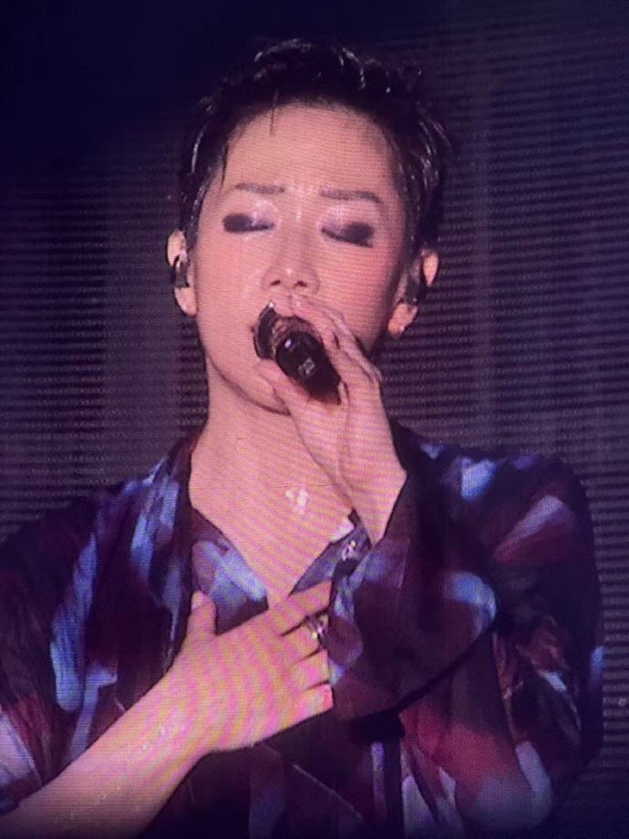 林忆莲我真的陪她淋过大雨 哇哦！林忆莲雨中这场演唱会太有氛围了！Sandy歌声悠