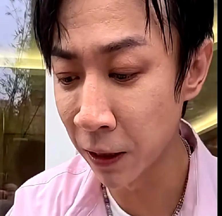 大家发现没？
张维伊有个习惯一直改不掉，
那就是只要他上综艺，他就总是会有意无意
