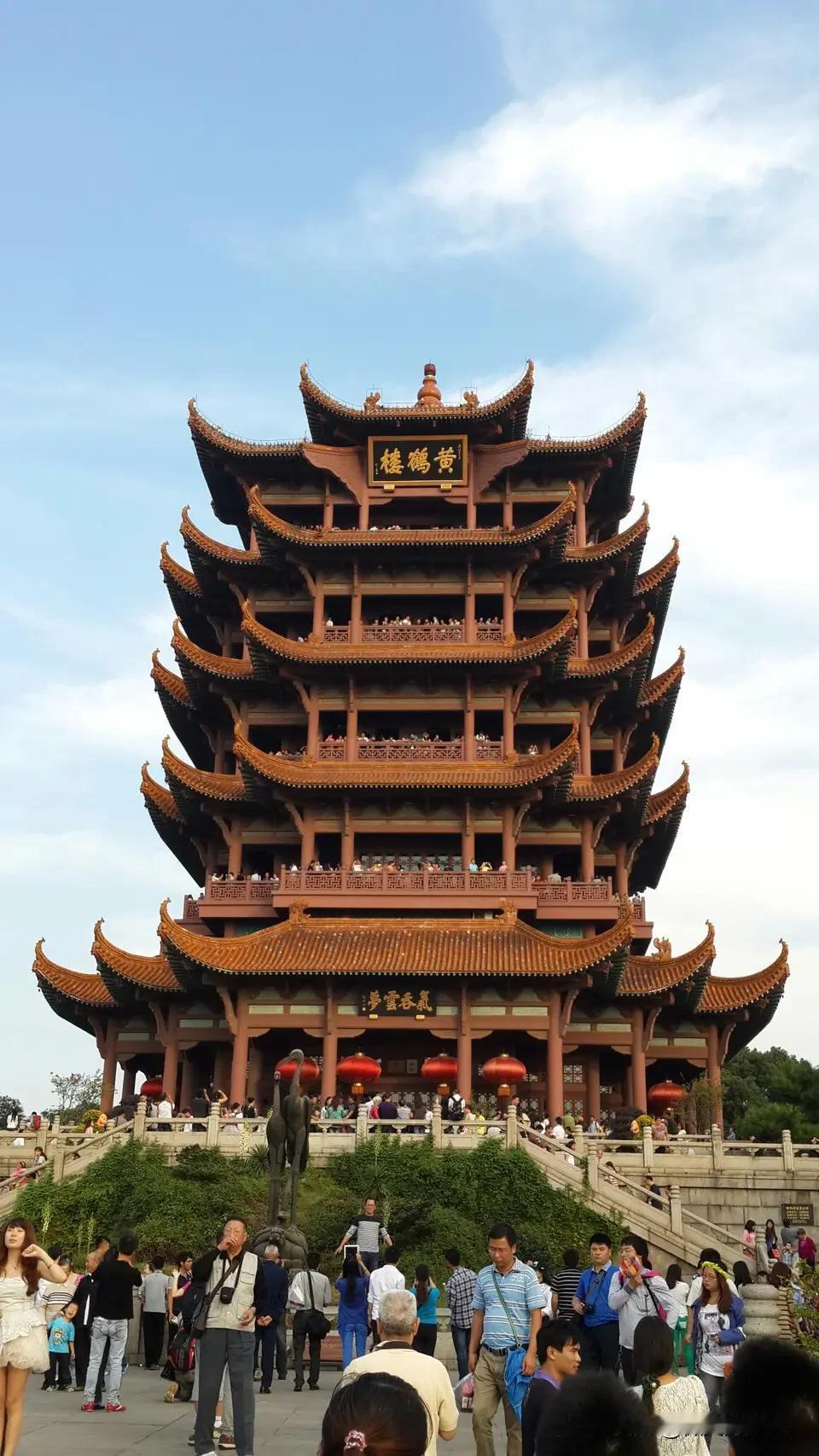 每当清晨，第一缕阳光洒在黄鹤楼的飞檐上，那古老的建筑在晨光中愈发庄重，似在静静诉