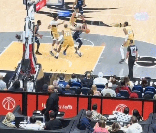 “风采依旧”！莫兰特还没长记性！
在昨天灰熊与奇才的比赛中，莫兰特在一次防守中成