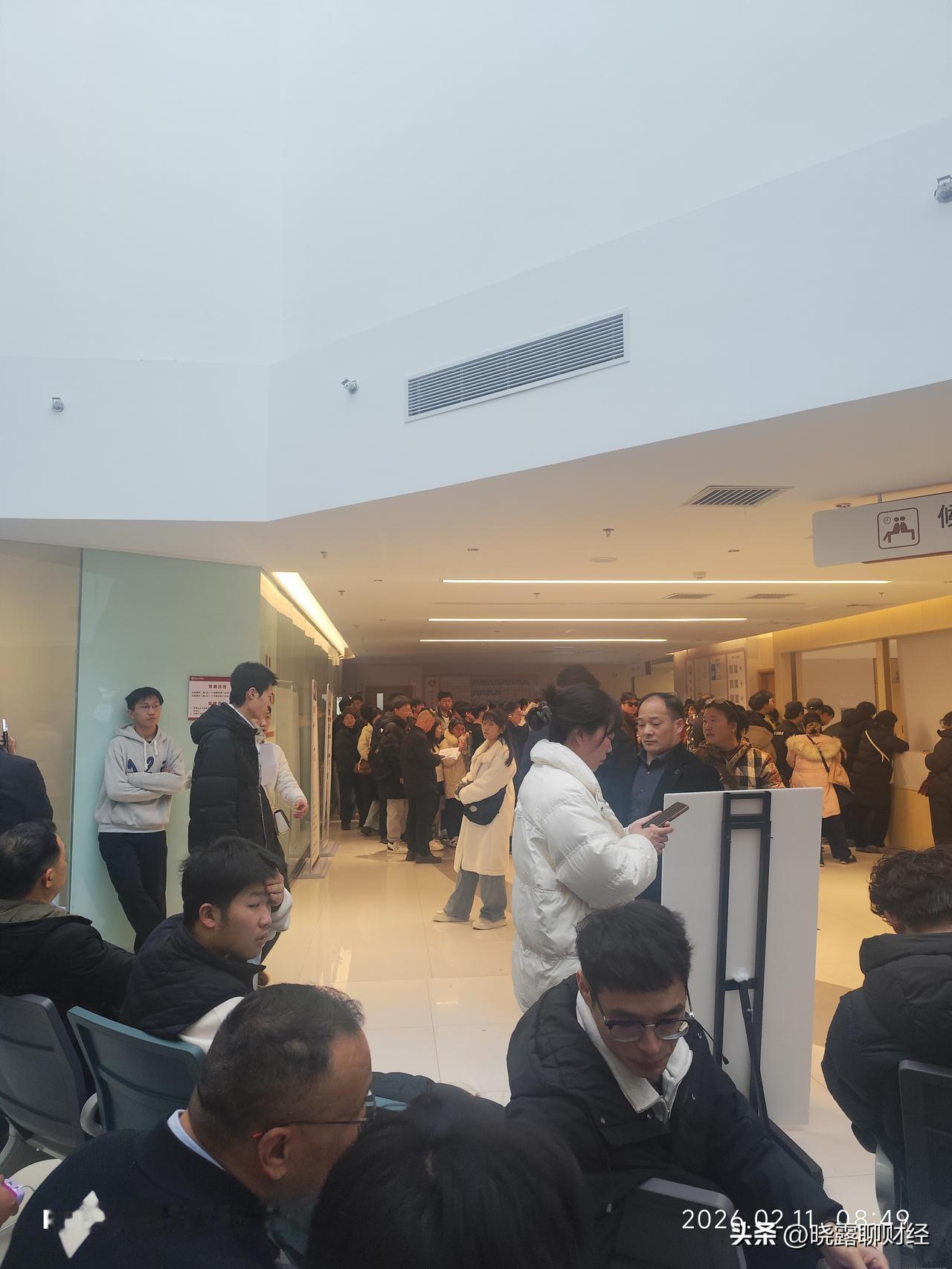 郑州眼科挤爆！从早排到晚，医生加班到七点，今天人更多！
本想昨天错峰检查，从一大