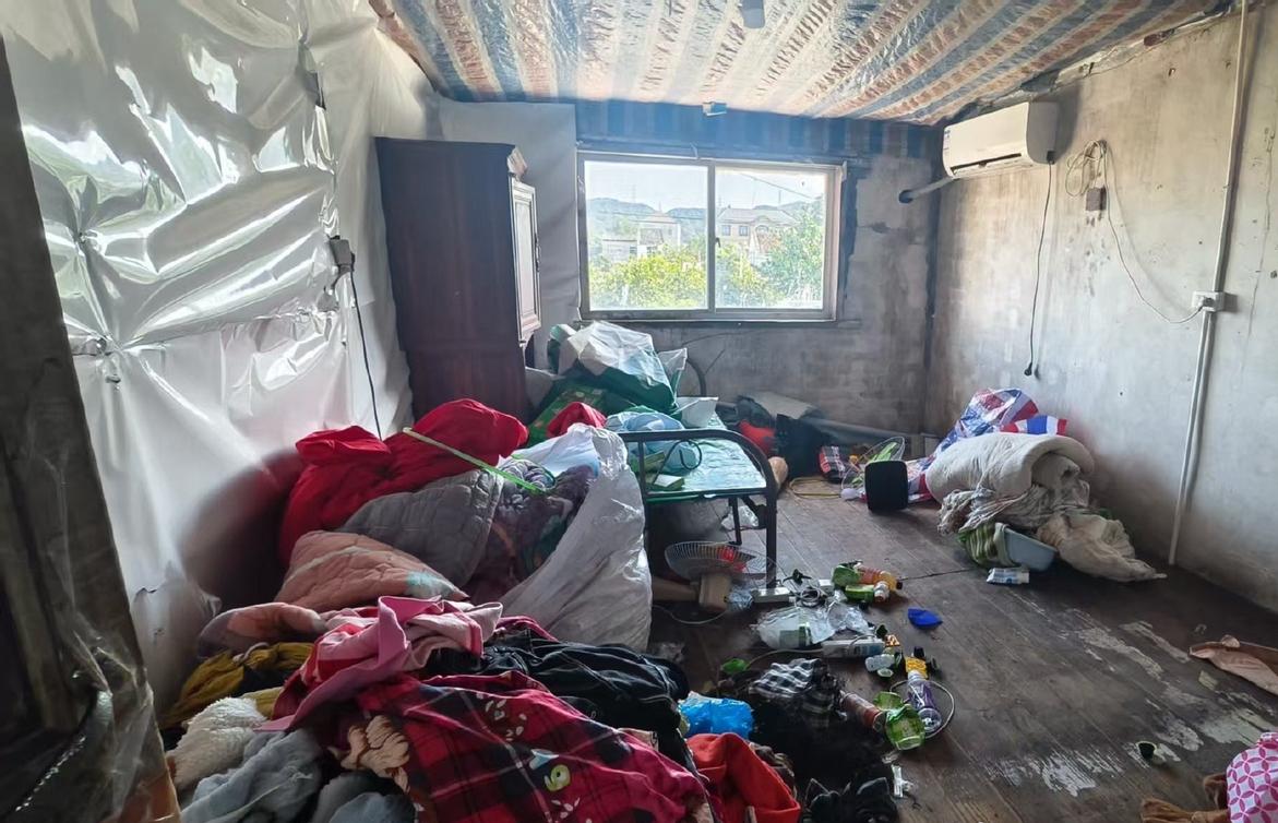 28岁有智力障碍的姑娘死在出租屋，2岁的小孩陪着她遗体熬了好几天，没人知道她这些