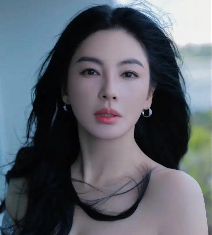 这几天，全网最沉得住气的应该就是张雨绮了，代孕热搜这么久了，很多商务合作也被都取