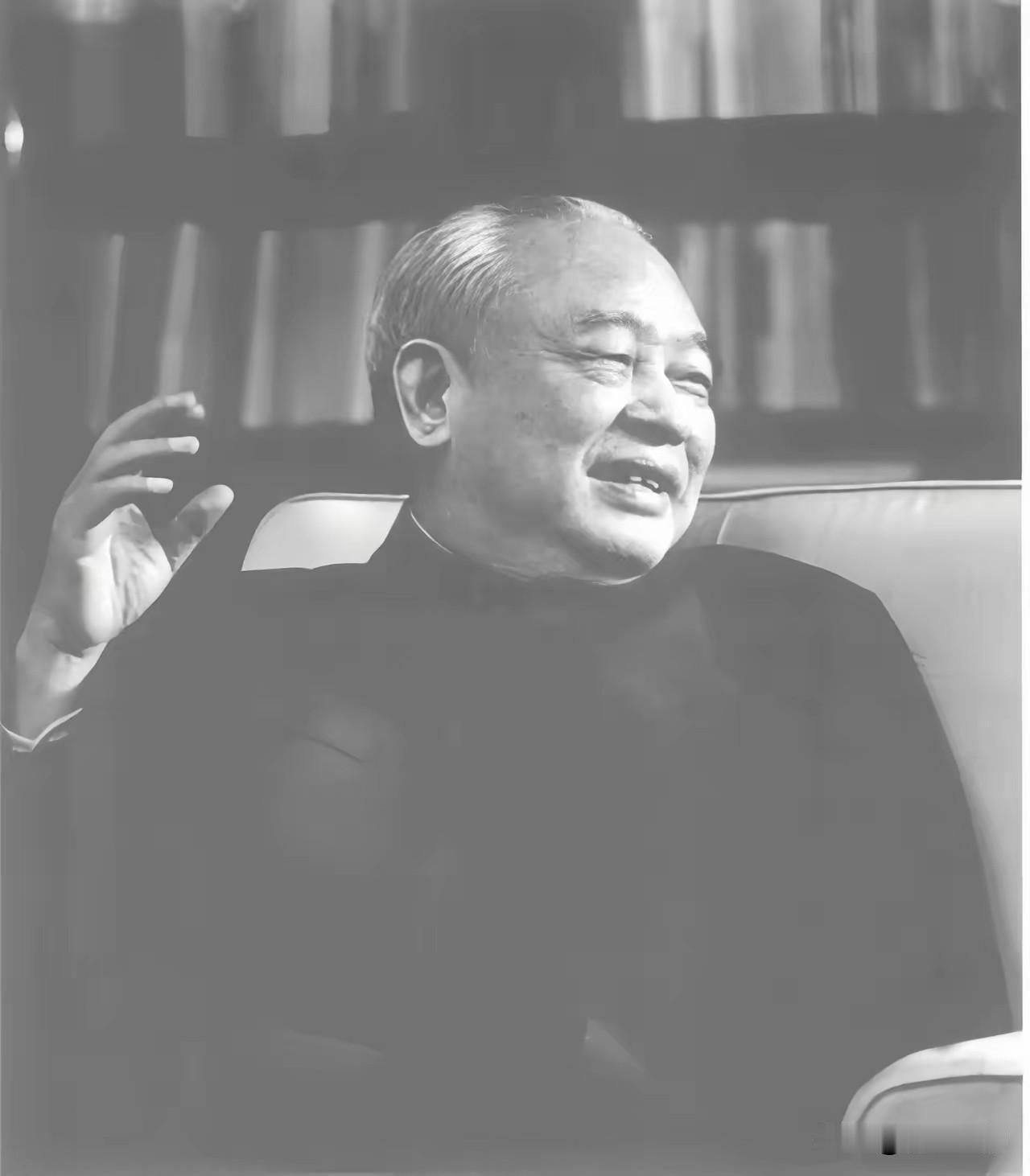 老太太问张国华，你认识我儿子余秋里吗？
新中国成立后，张国华见到了余秋里，说起一