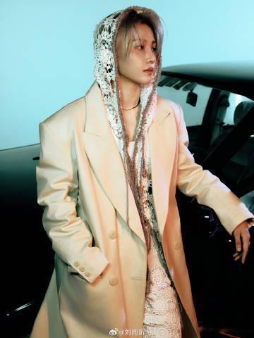 刘雨昕帅到我了，简直就是又美又飒呀，咱们的姐姐真的是一如既往的帅气！