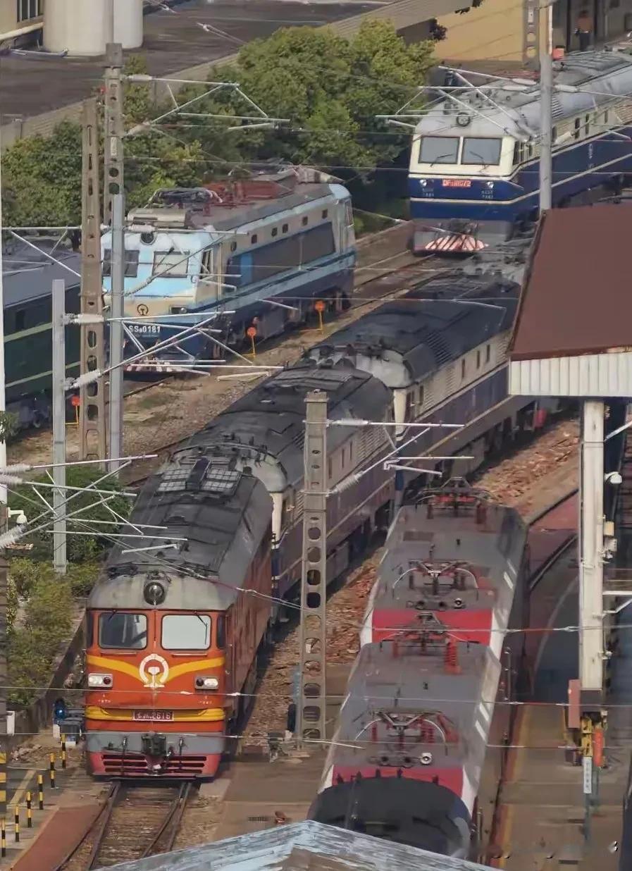 广铁集团广州机务段的内燃机车车间。在广州机务段的一侧，这边是内燃机车集中准备的区