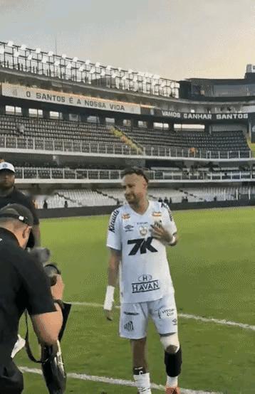 今晨，桑托斯3-0完胜巴甲季军克鲁塞罗，以高出降级区4分的成绩，完美保级。内马尔