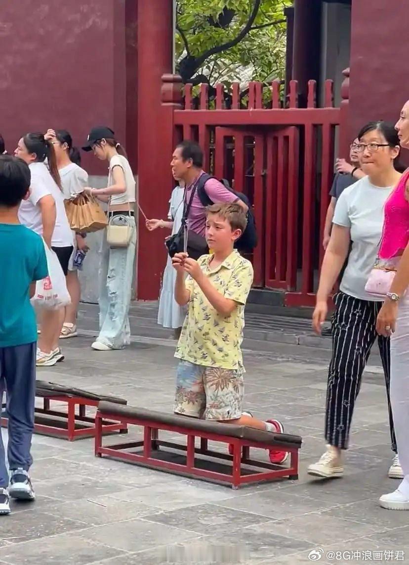 老外也躲不过神秘东方力量 留学生把玄学玩出花了！面对熊孩子和歧视者，抬手捏诀念咒