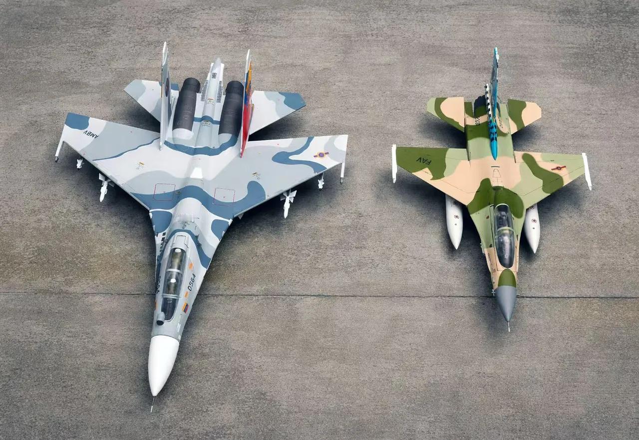 苏30和F-16的尺寸差距，看模型对比就一目了然——苏30是真正的重型双发战机，