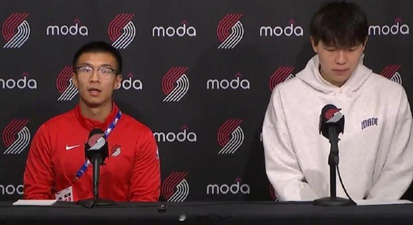 据青岛男篮跟队记者杜金城向杨瀚森翻译刘禹铖求证，目前刘禹铖的任务和当初去美国一样