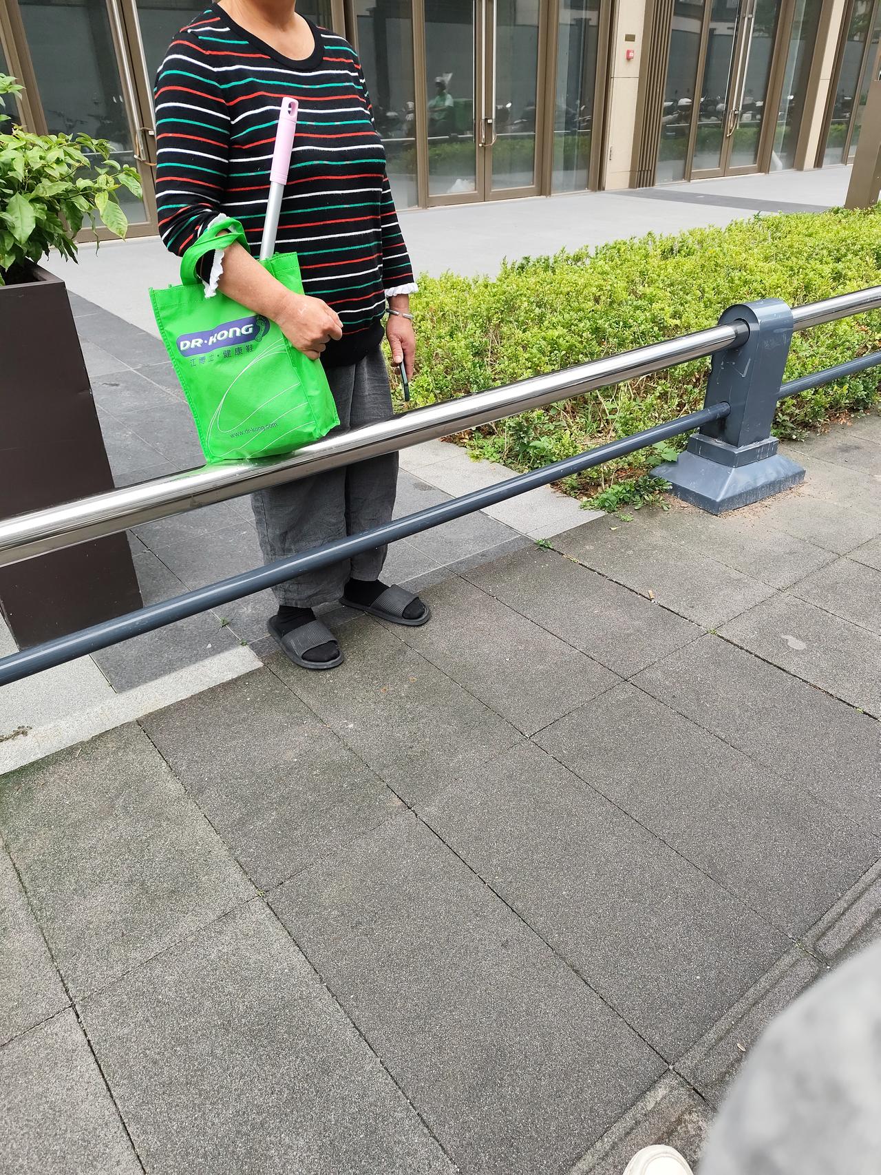 阿姨也变聪明了，知道我没钱，她说不来给我守店了，诶，我心真累，一根一根稻草扎我心