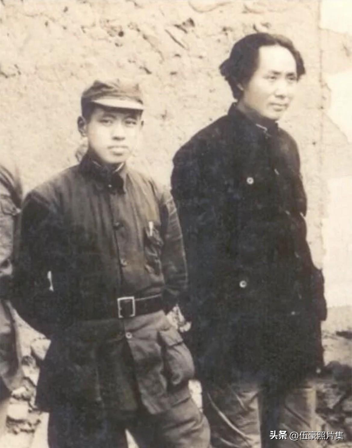 1937年年，毛泽东与陈伯钧在延安的合影（图一）。在1936年7月，红一方面军与