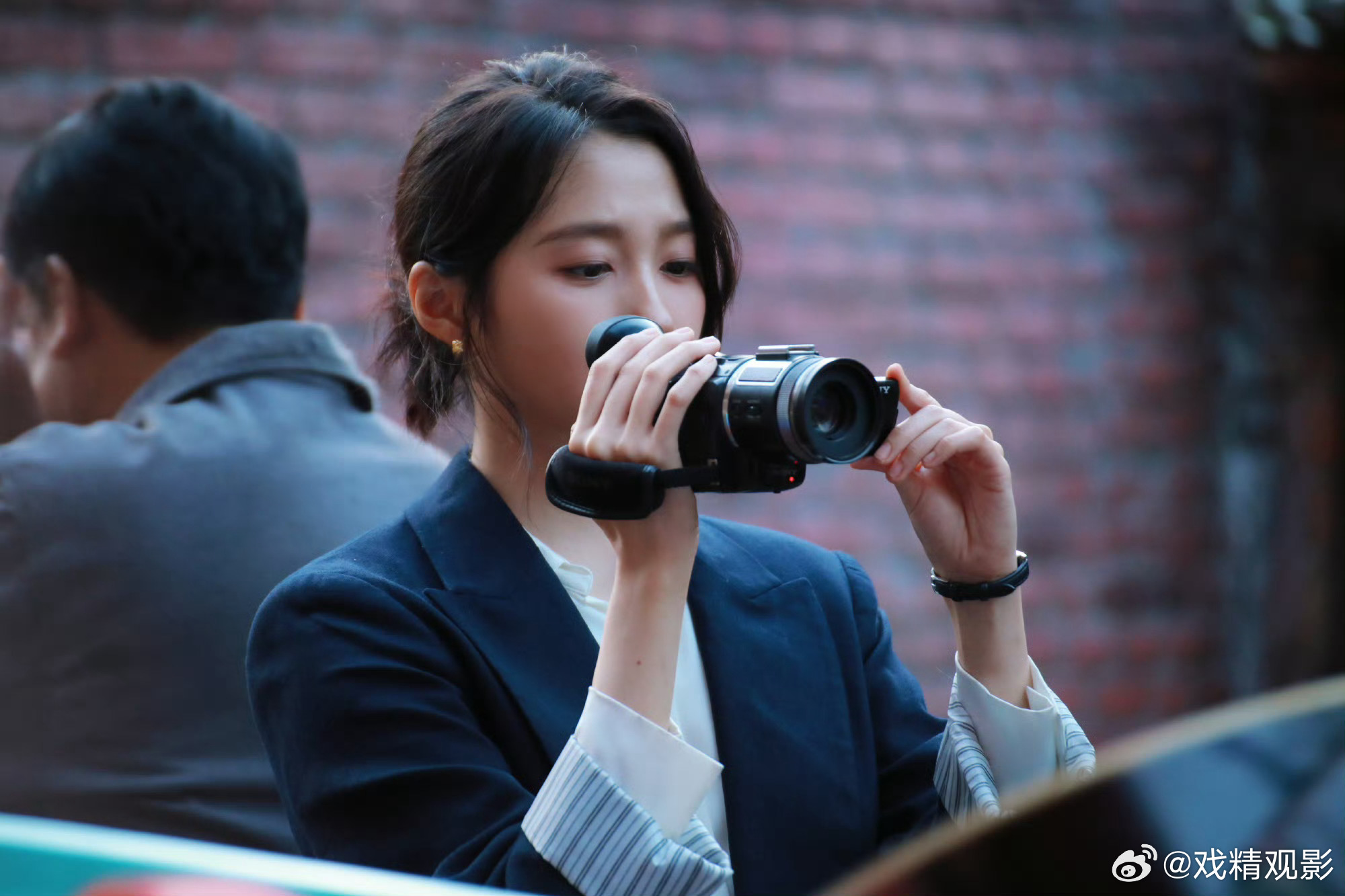 关晓彤严晓丹一哭我也跟着哭 看严晓丹哭真的扛不住，不是那种大声哭喊，而是强忍着的