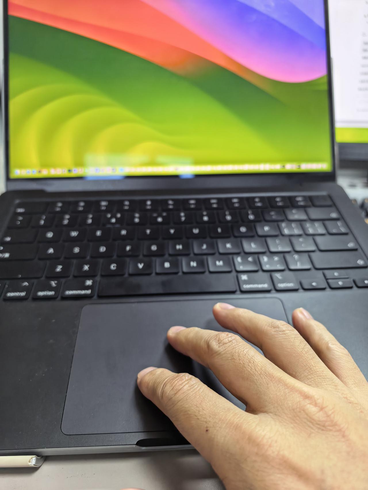 自从上次出差忘记带鼠标，被逼用了两天触控板，我现在用Mac触控板贼溜，哪怕剪片也