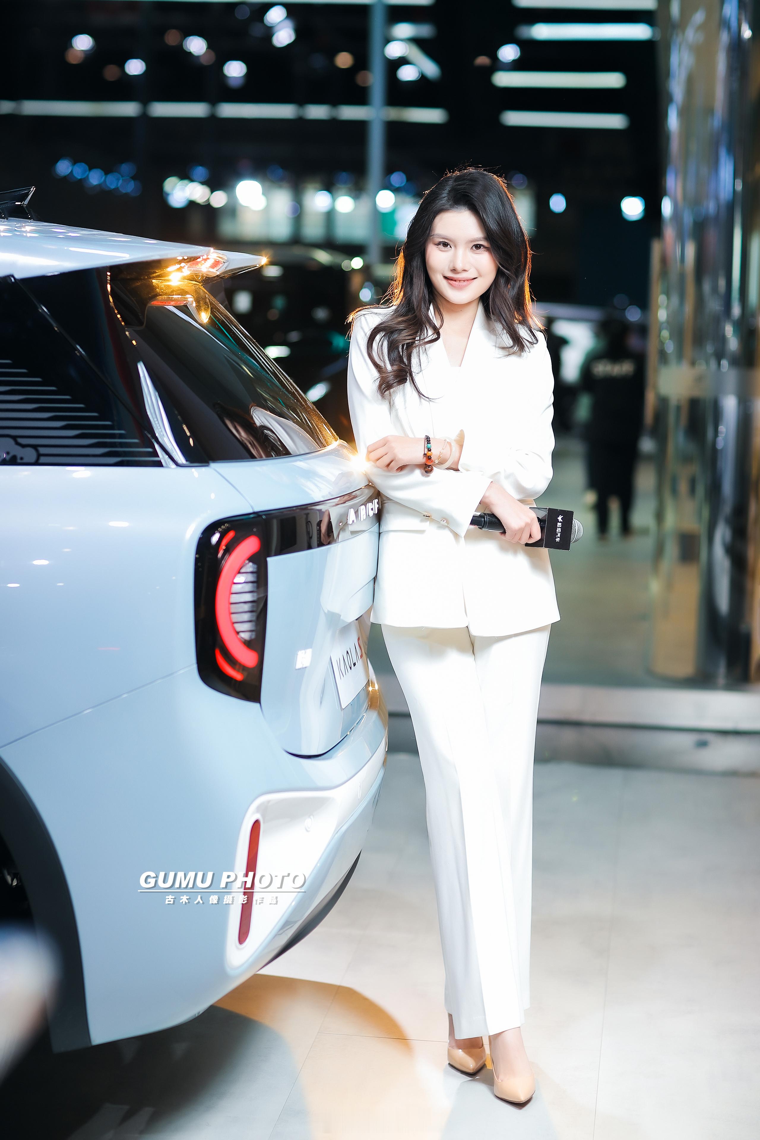 2025成都双十二车展岚图展台主持小姐姐2025成都双十二车展 