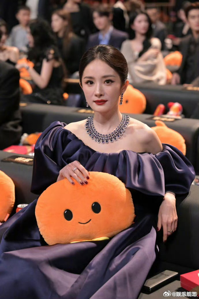 杨幂 红唇天才微博之夜压轴登场，冷调哑光红唇配利落黑发，生图怼脸零翻车。这抹艳而