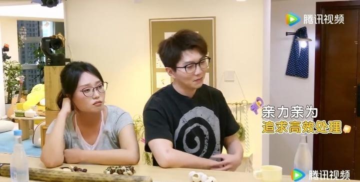 舒淇聊当导演的感受挺实在的，说外人觉得导演在剧组呼风唤雨，但实际拍起来很累，各种