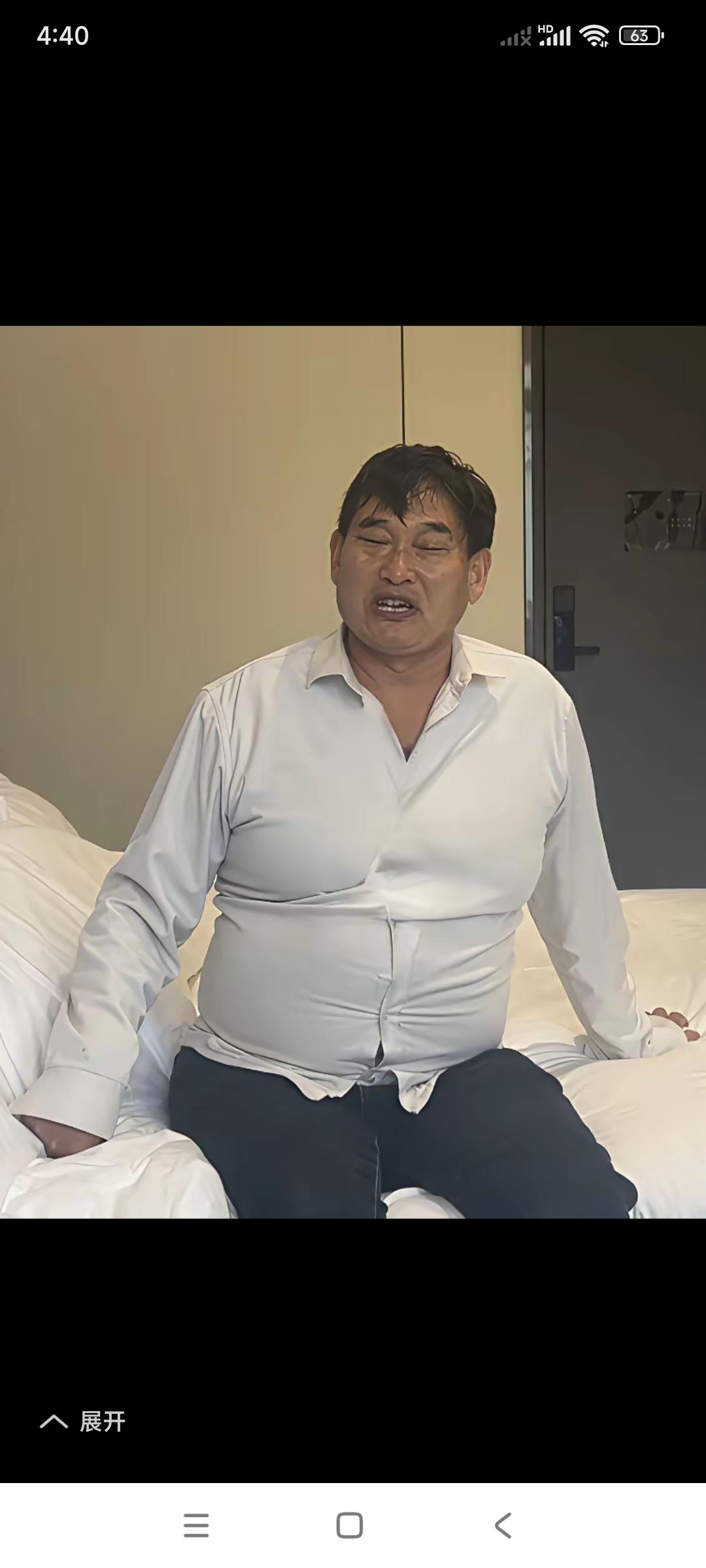 朱之文在家里就不修边幅，一副邋遢的模样。

没有了，上舞台时那个头型，头发也不梳