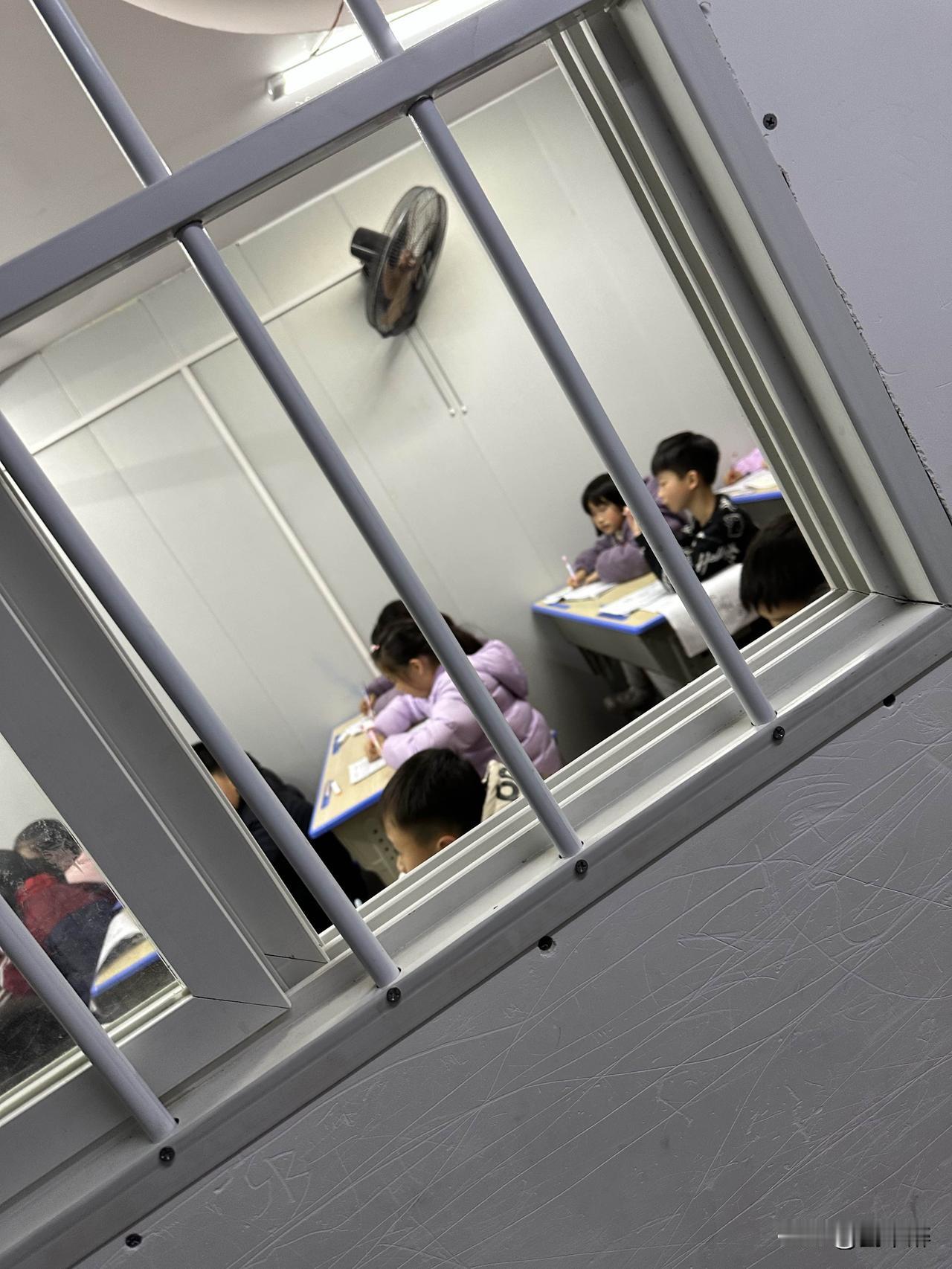 我的宝贝孙子上三年级，儿子儿媳工作都挺忙，平日里接送孩子的任务就落到了我头上。