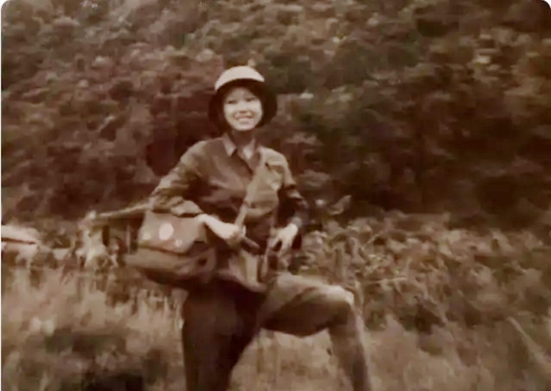 老山战场唯一一等功女兵钟惠玲
 
照片里这个背着枪的姑娘，是老山战场唯一的一等功