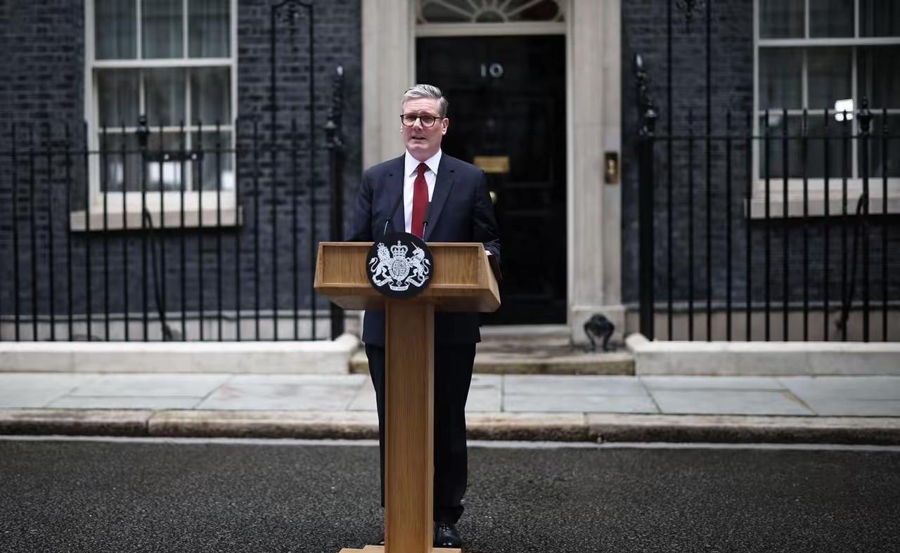 ​英国首相斯塔默似乎正在改写历史。由于刚刚卸任完首相之后，他仍然保留议员的席位，