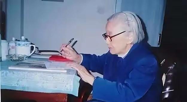 1992年4月10日中午，81岁的康克清突然呼吸困难、血压骤降。孙子贴着她耳朵问
