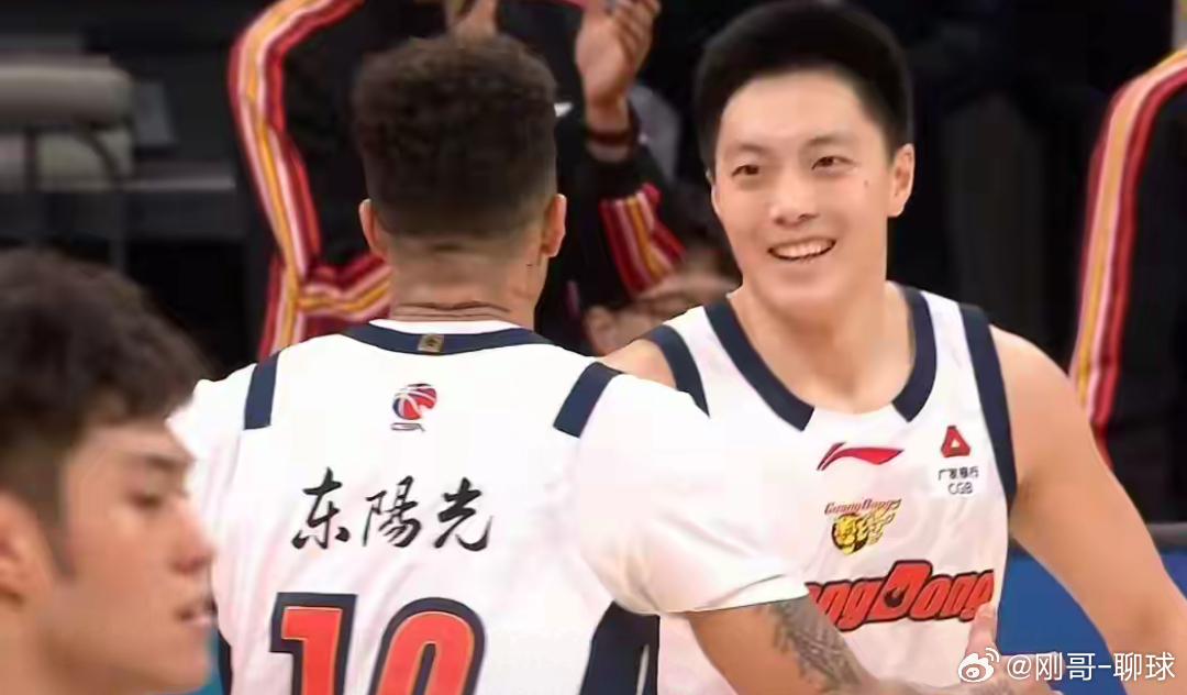 CBA广东德比：广东101-97险胜深圳 终结3连败 萨林杰关键三分定胜局广东男