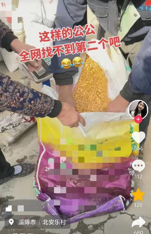 近日，山东淄博，一名女子下班回家，看到公公在卖玉米。女子卷起袖子就要去搭把手，谁