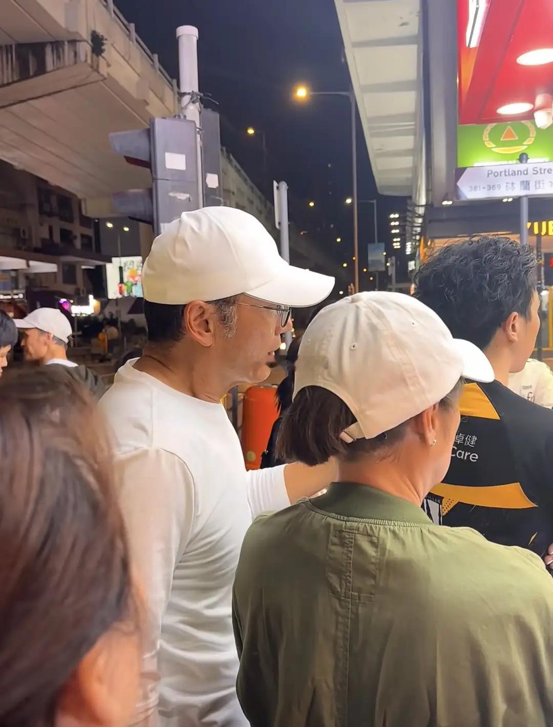 周润发现身街边烧饼店，与苗侨伟排队买20元烧饼，路边聊天接地气 