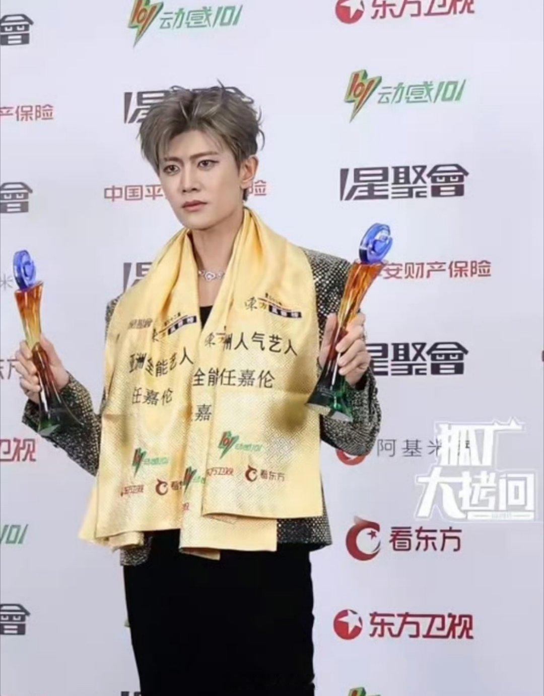 东方风云榜直播活动的任嘉伦、刘宇宁、刘雨昕、刘宇这四位的领奖生图来了，这么多位一