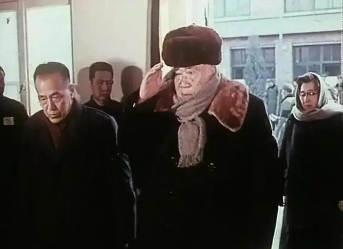 1976年初，周总理病逝。此时，朱老总已经90岁，考虑到他的身体状况，家人不建议