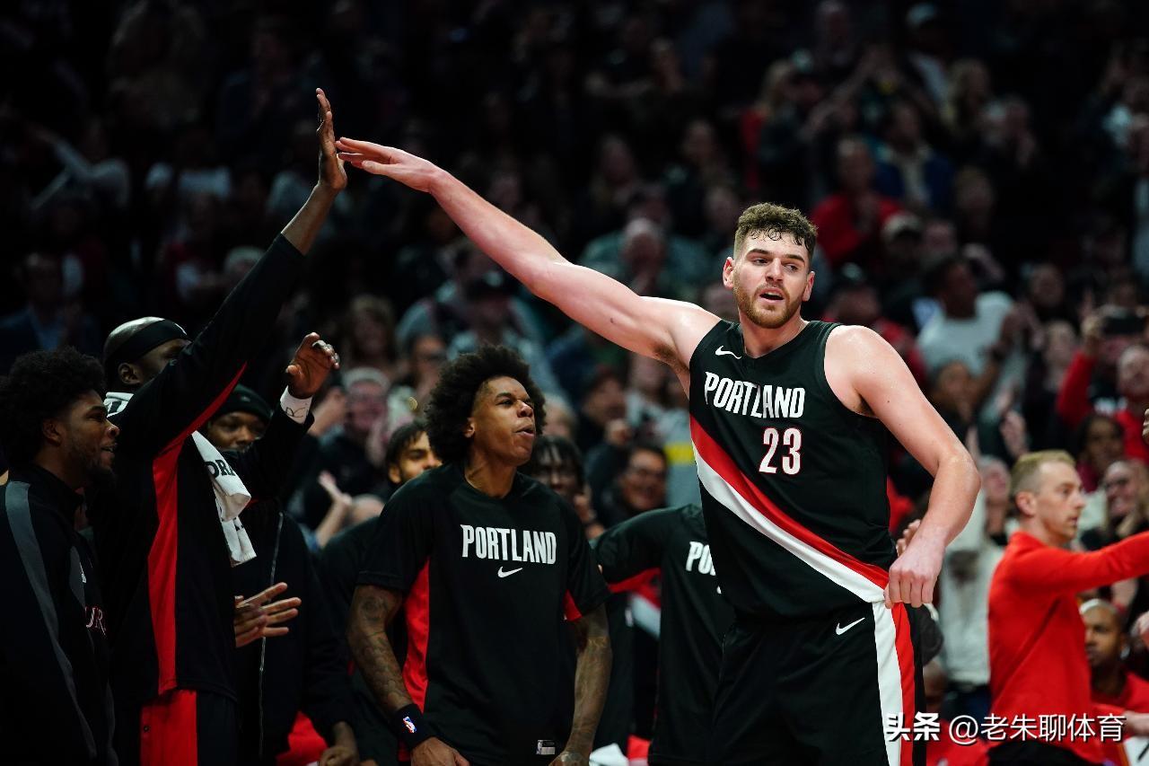 就凭这个篮板能力，克林根在哪都能打上首发！
今天休赛期开拓者送走了艾顿，目的就是