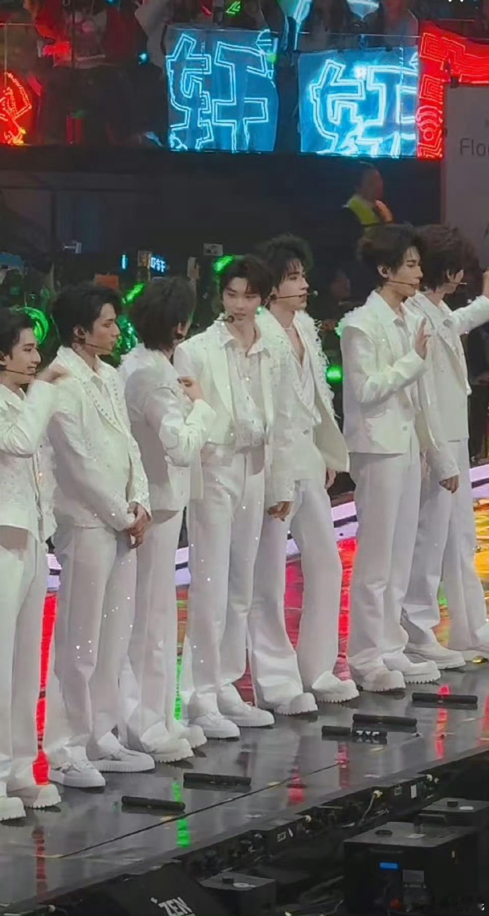 新音直播 ，不知道的还以为哥几个又开演唱会了呢 