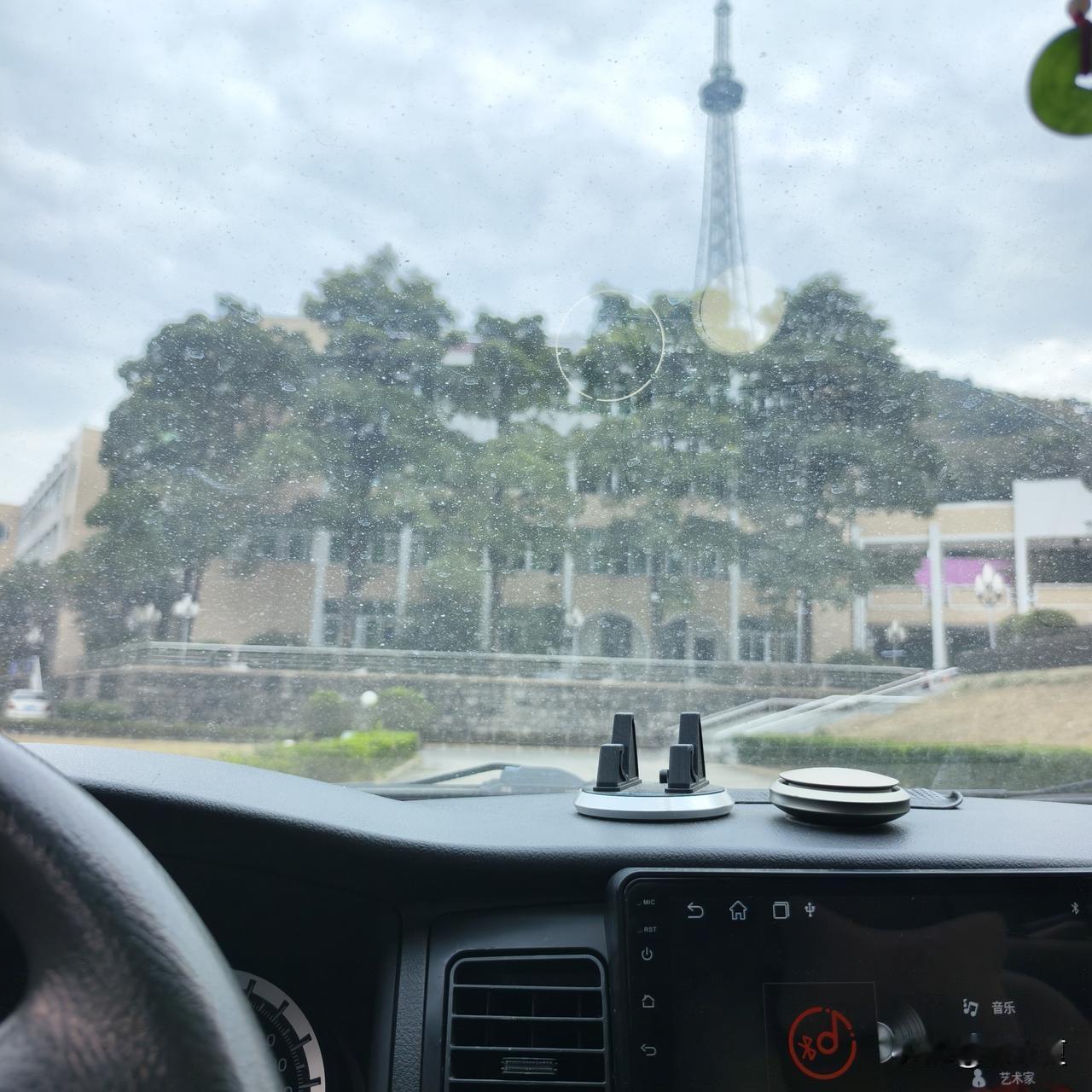 放假本想喘口气，生活的齿轮却转得更急了。

一大早，闹钟催醒懒觉，孩子兴趣班的时
