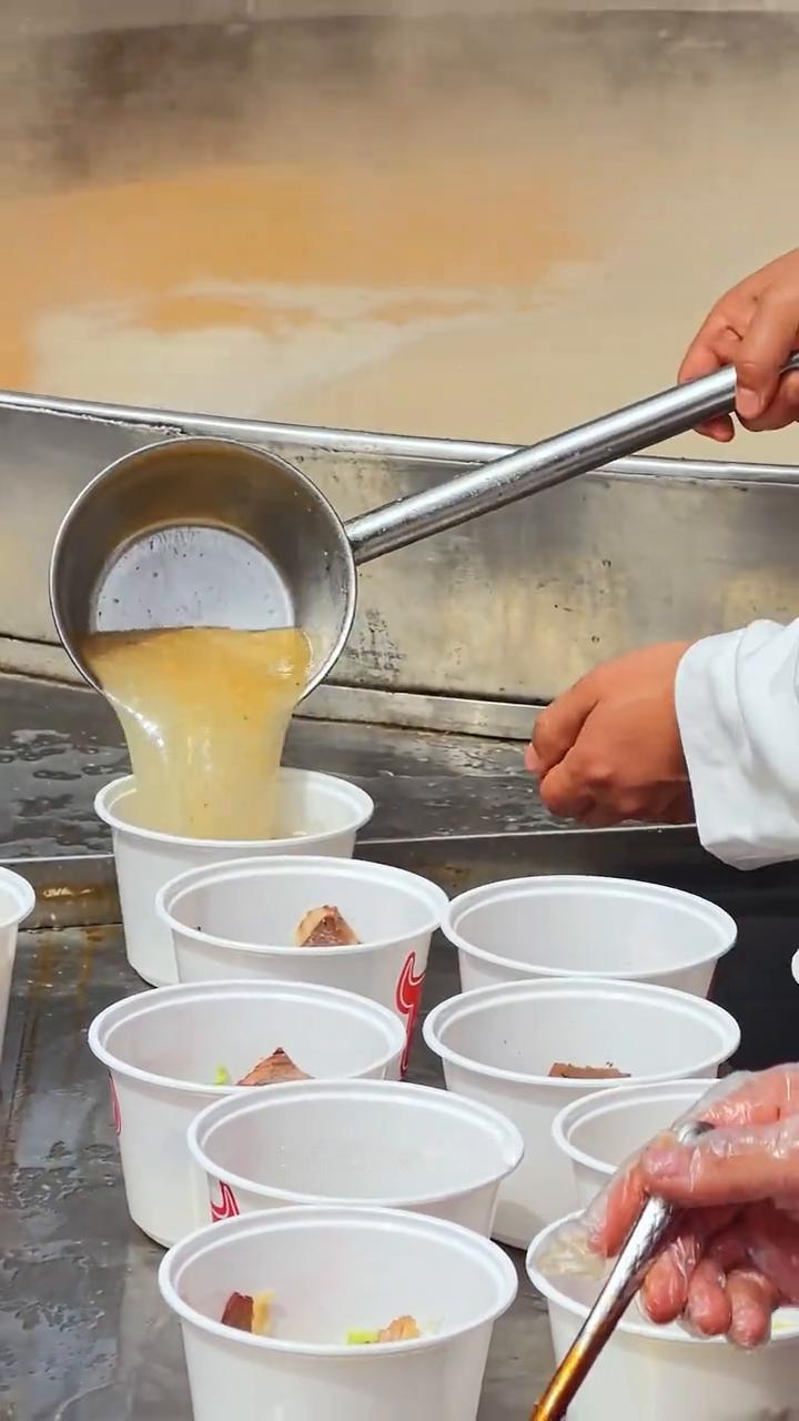 第六届洛汤文化节开幕，千人共赴喝汤宴。
第六届"中国洛汤"文化节暨洛阳市第二届早